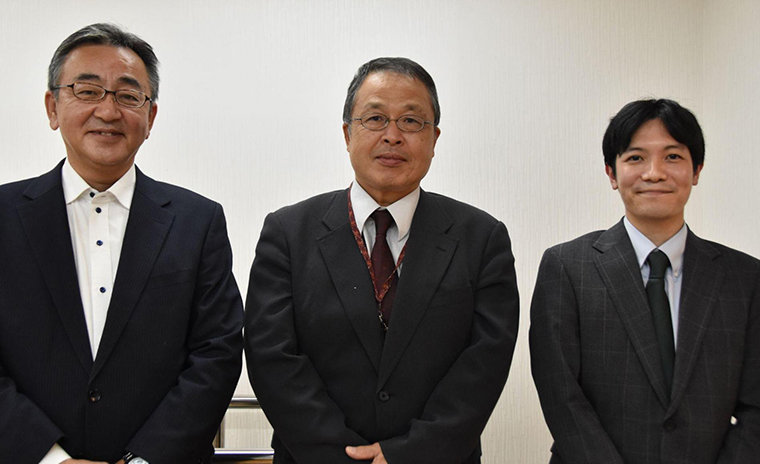 取材に対応いただいた（左から）向井さん、積水化学工業の営業担当・谷直樹さん、堀内さん